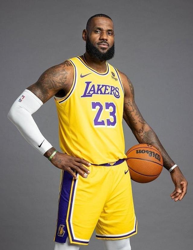  詹姆斯在C9比赛中赛况扑朔迷离，逆转引发热议！-半岛体育官方网站登录